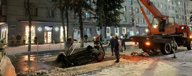 Губернатор Курской области поручил разобраться с падением автомобиля в яму - Видео